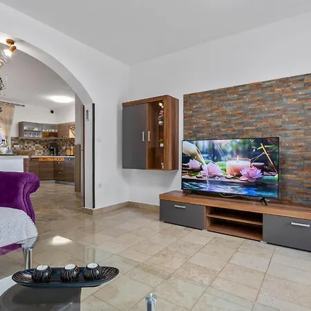 Awesome In Ferienhaus Juršići